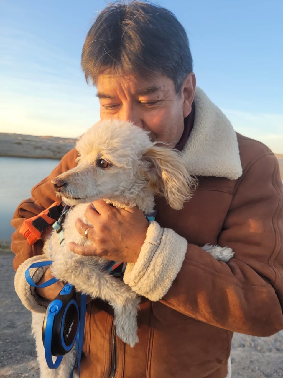 Esteban Velásquez junto a su perro Tommy