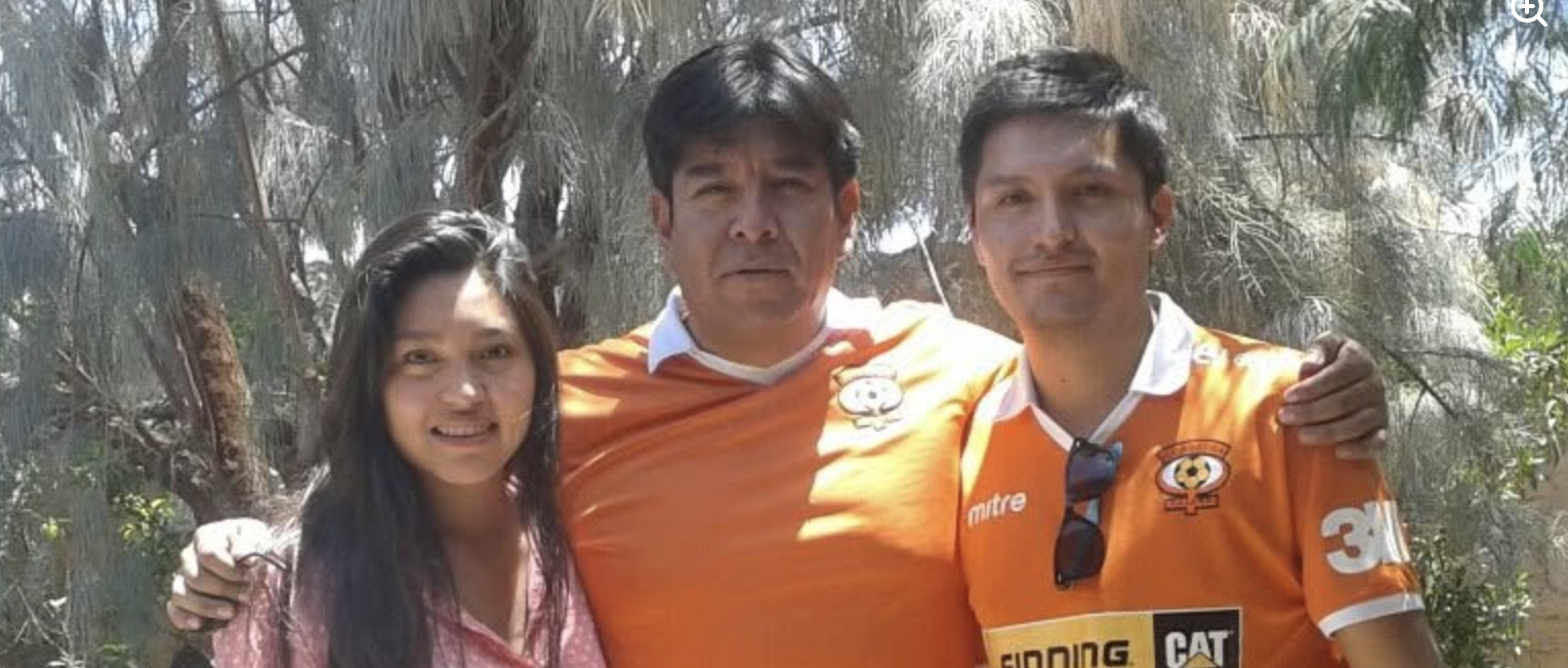 Esteban Velásquez junto a sus hijos José y Paula