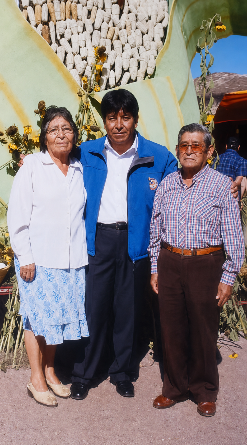 Esteban Velásquez junto a sus padres