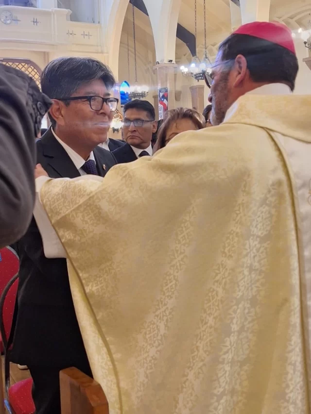 Este jueves 17 vivimos una jornada de profunda reflexión y orgullo patrio en Calama. 🇨🇱

Participamos del Te Deum de Acción de Gracias en la Catedral San Juan Bautista, donde compartimos la valiosa homilía de Monseñor Tomás Carrasco, Obispo de la Diócesis de Calama, quien hizo un sentido llamado a la unidad y al rescate de nuestras tradiciones en una zona tan especial como Calama.

Luego, fuimos parte de la tradicional Parada Militar en un nuevo aniversario patrio.

¡Viva Chile y viva Calama!

#Calama #FiestasPatrias #TeDeum #ParadaMilitar #EstebanVelasquez